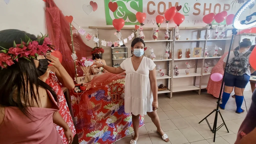 Des élèves du bac pro métier du commerce et de la vente animent un stand photographique et de vente d'accessoires pour la journée de la Saint-Valentin au lycée professionnel privé catholique Don Bosco Tahiti