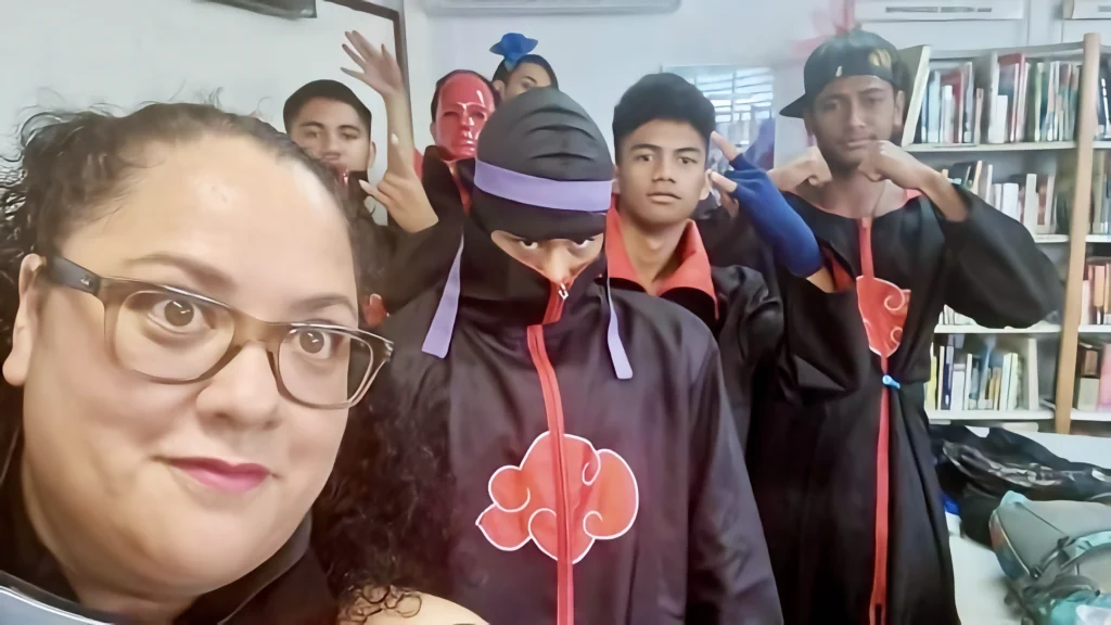 Des élèves du club mangas en cosplay du lycée professionnel privé catholique, don Bosco Tahiti qui posent avec la documentaliste en charge du club