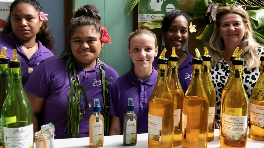 Des élèves du bac pro métier, du commerce et de la vente du lycée professionnel privé catholique Don Bosco Tahiti, présentant leur stand lors de la journée polynésienne