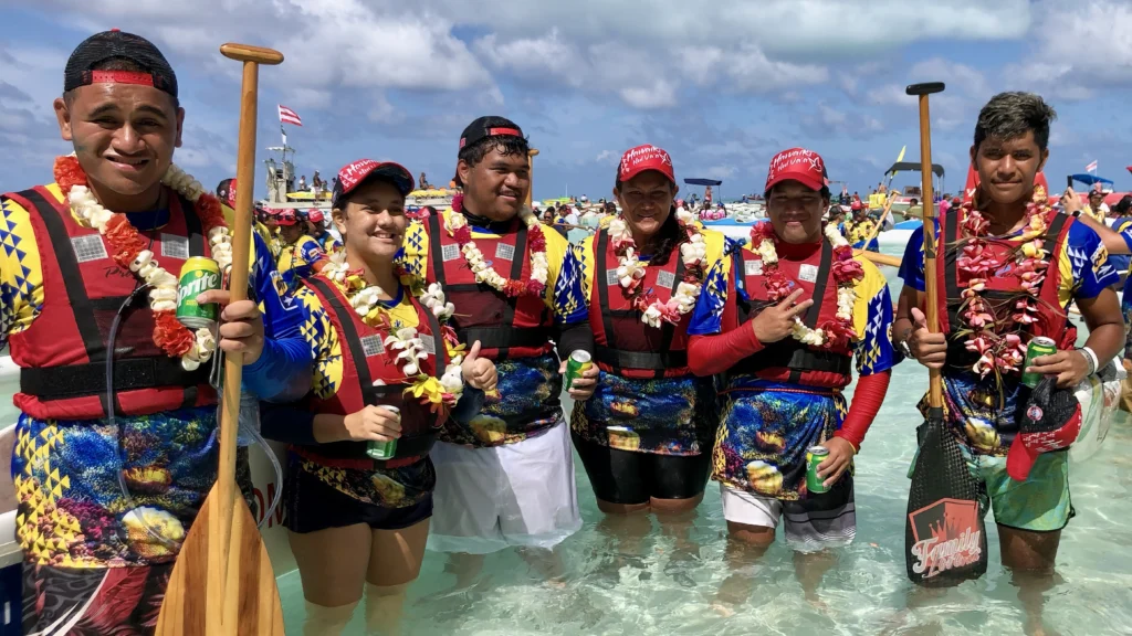 Des élèves de l'association sportive du lycée professionnel privé catholique don Bosco Tahiti, lors d'une sortie pirogue