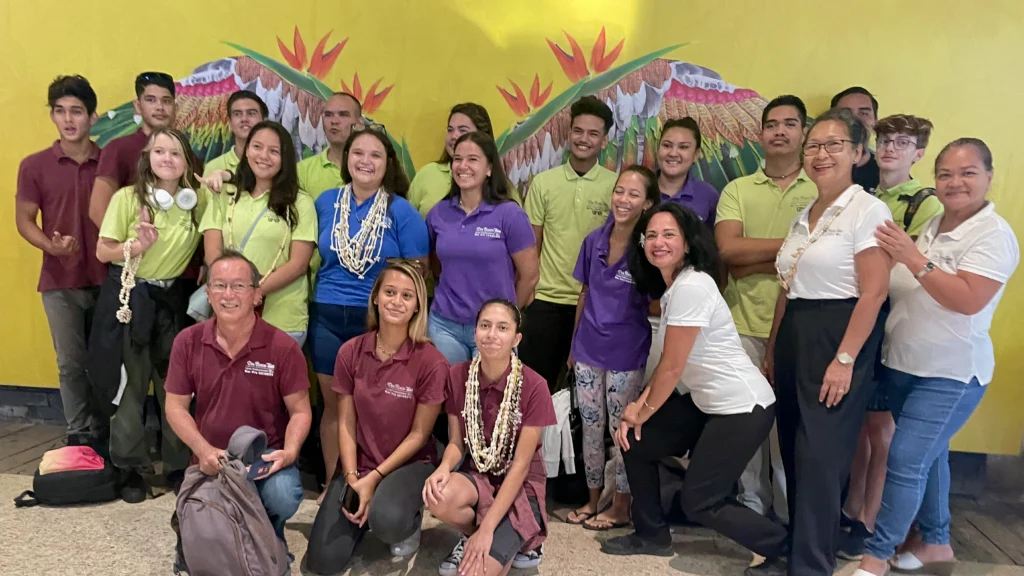 Photo de groupe des élèves du lycée professionnel privé catholique don Bosco Tahiti, en attendant un départ à l'aéroport pour un voyage scolaire à l'étranger