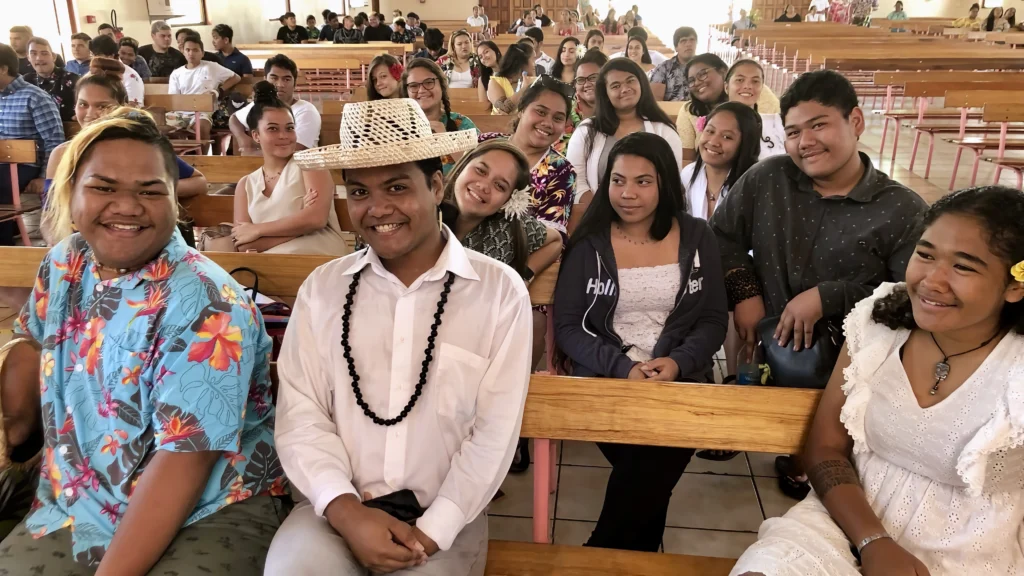 Des élèves du lycée professionnel professionnel privé catholique don bosco Tahiti, assistent à la messe de rentrée dans la joie et la bonne humeur
