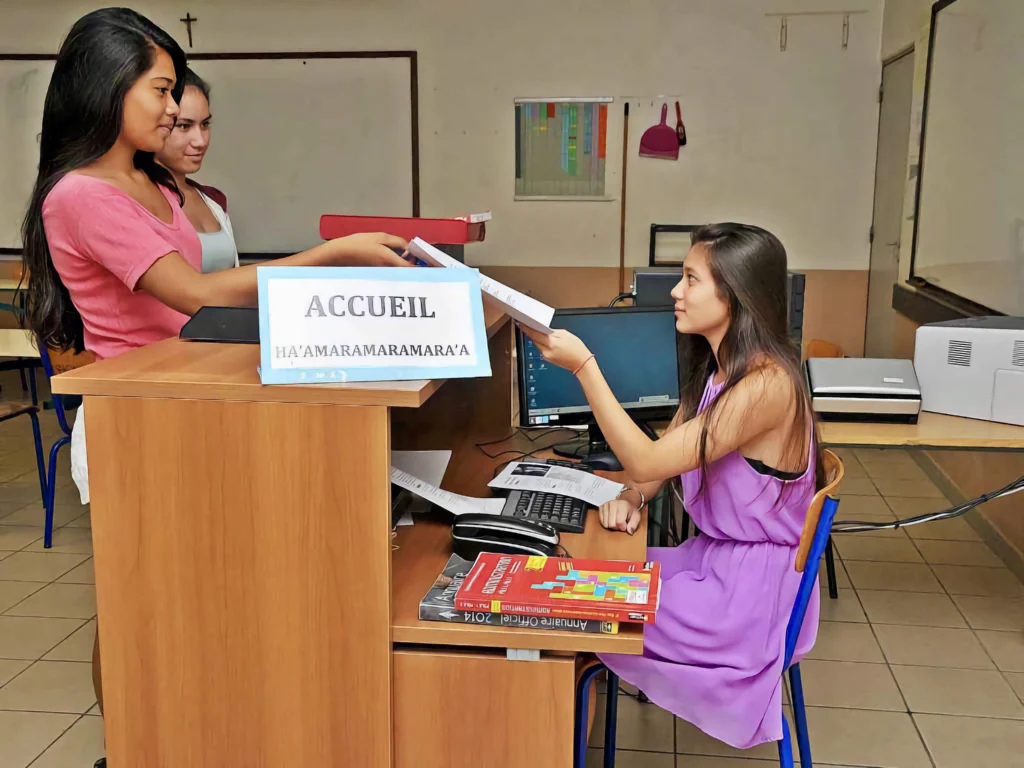 Des élèves du bac pro agora du lycée professionnel professionnel privé catholique don Bosco Tahiti s'exercent à l'accueil du public