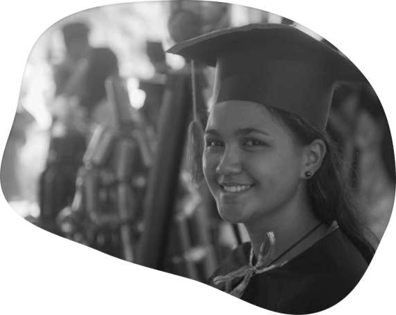 Élève souriante du Lycée Professionnel Don Bosco de Tahiti, heureuse de recevoir son diplôme lors de la cérémonie de remise des diplômes.