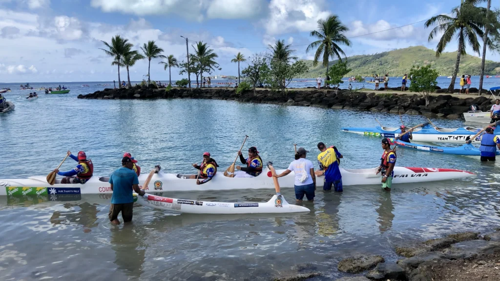 Mise à l'eau d'une pirogue par les élèves de l'association sportive du lycée professionnel privé catholique don Bosco Tahiti