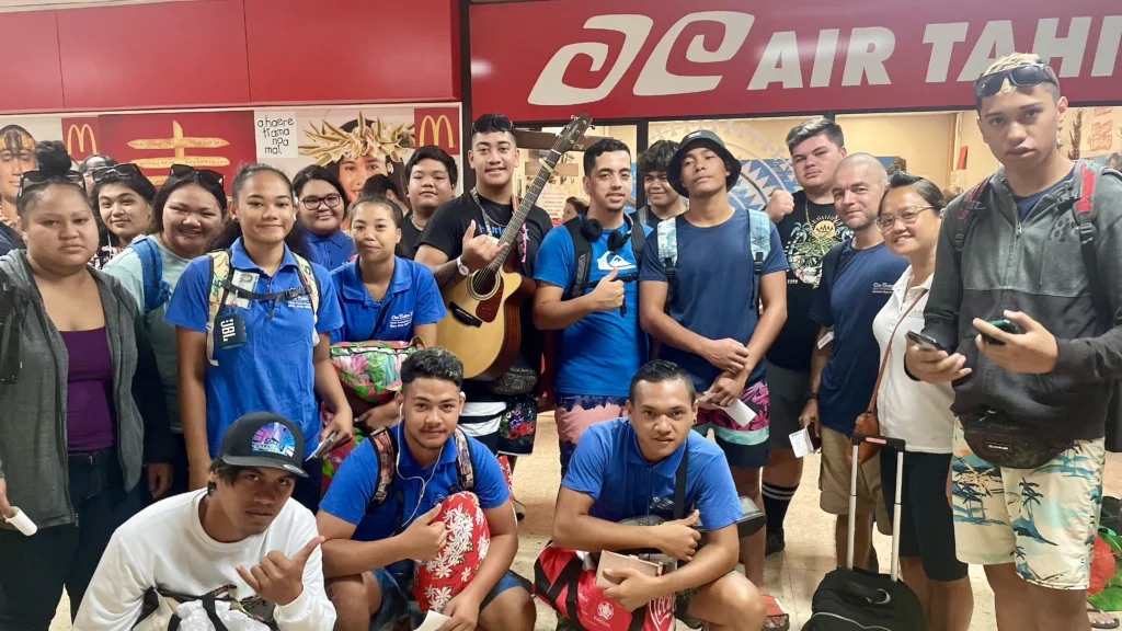 Photo de groupe des élèves du lycée professionnel privé catholique Don Bosco Tahiti à l'aéroport, dans le cadre d'un départ pour un voyage scolaire à l'étranger