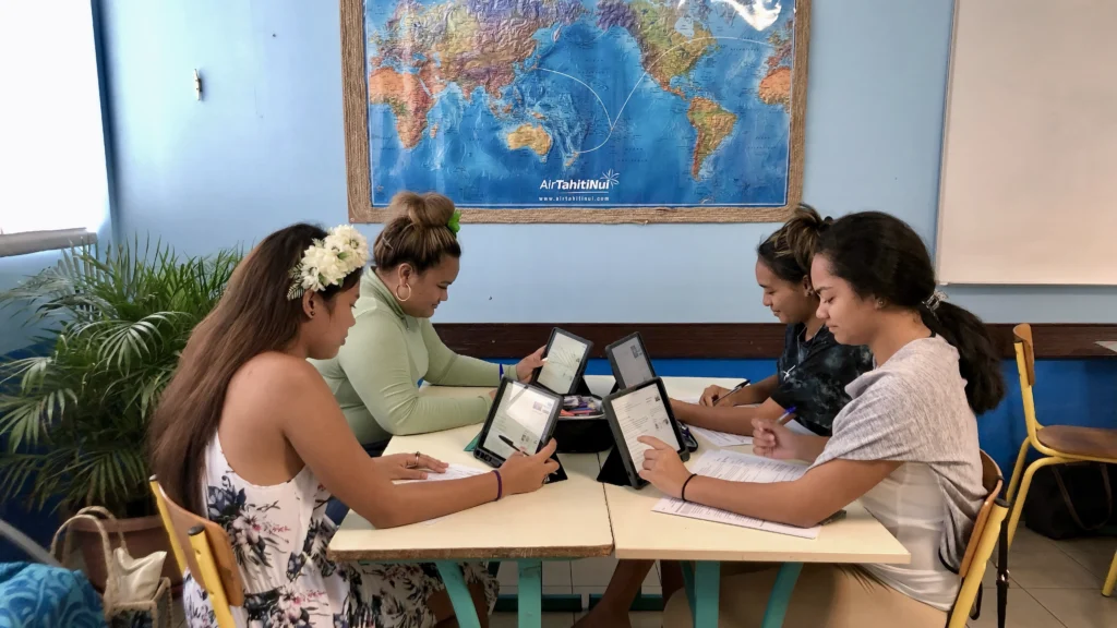 Des élèves du lycée professionnel privé catholique don Bosco Tahiti s'entraînent à la pratique des nouvelles technologies sur tablette